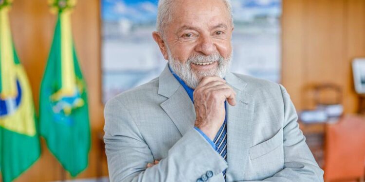 Cirurgia no quadril de Lula foi bem-sucedida, afirmam médicos