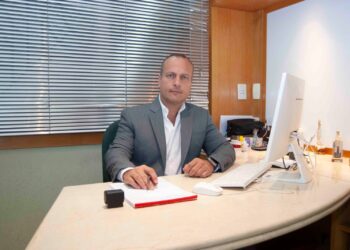 Especialista desmistifica mito sobre a cirurgia de coluna