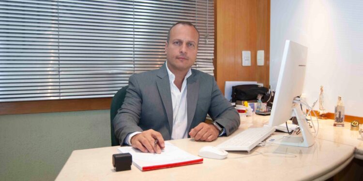 Especialista desmistifica mito sobre a cirurgia de coluna