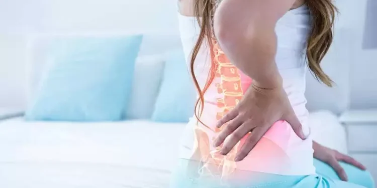 Ortopedista explica porque as mulheres podem sentir dores na coluna no período menstrual