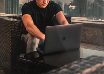 Jovem de 28 anos faz R$ 128 milhões em 50 dias vendendo produtos digitais