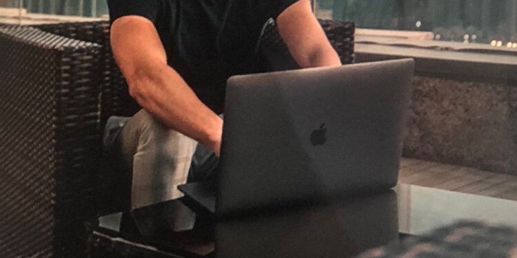 Jovem de 28 anos faz R$ 128 milhões em 50 dias vendendo produtos digitais