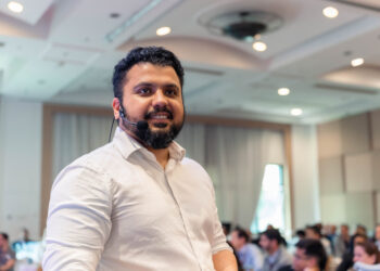 Milionário ensina como conquistar milhões