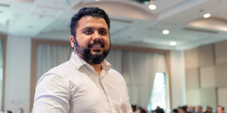 Milionário ensina como conquistar milhões