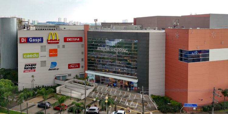 Carros antigos e clássicos encantam público no Atrium Shopping