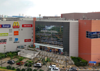 Carros antigos e clássicos encantam público no Atrium Shopping