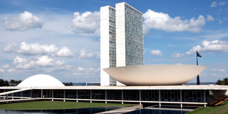 Deputados convocam audiência urgente para debater uso da IA nas eleições e preservação da democracia