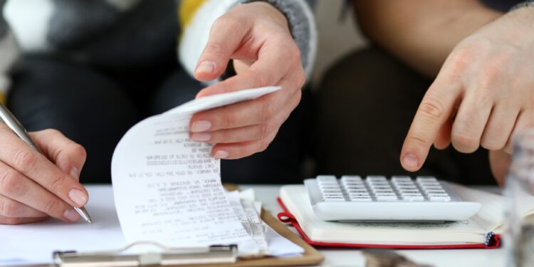 Pesquisa revela que mais da metade dos trabalhadores não conseguem pagar as despesas básicas do mês