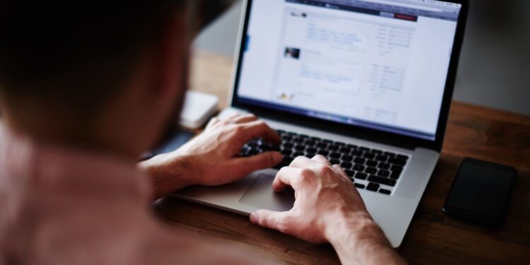 Trabalho remoto no exterior: “ganhar em dólar é vantajoso, mas exige planejamento financeiro”