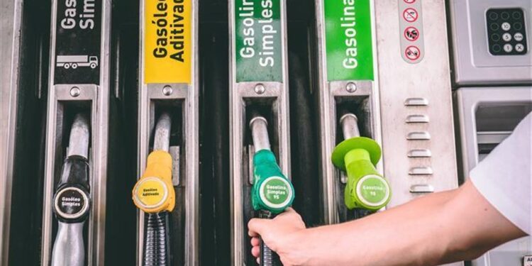 No fechamento do ano, o preço do litro do diesel comum e o do S-10 registram baixa em todo o país, aponta Edenred Ticket Log