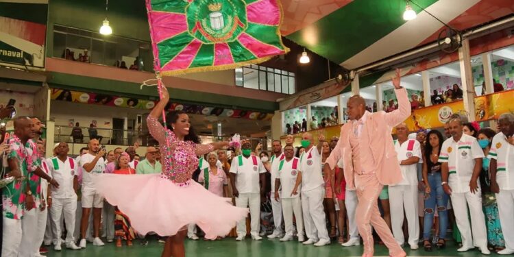 Carnaval 2023: roteiro para curtir os ensaios abertos de 6 escolas de samba, em São Paulo e no Rio
