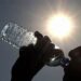 Em dias de calor extremo confira dicas práticas para evitar a desidratação e a insolação