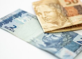 Falta de troco desafia transações entre foliões e comerciantes no Carnaval