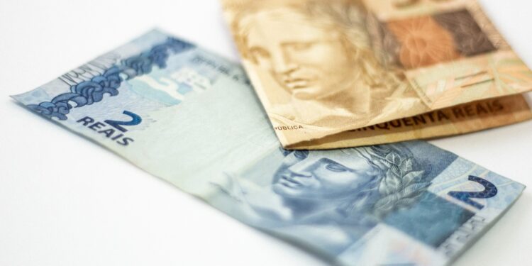 Falta de troco desafia transações entre foliões e comerciantes no Carnaval