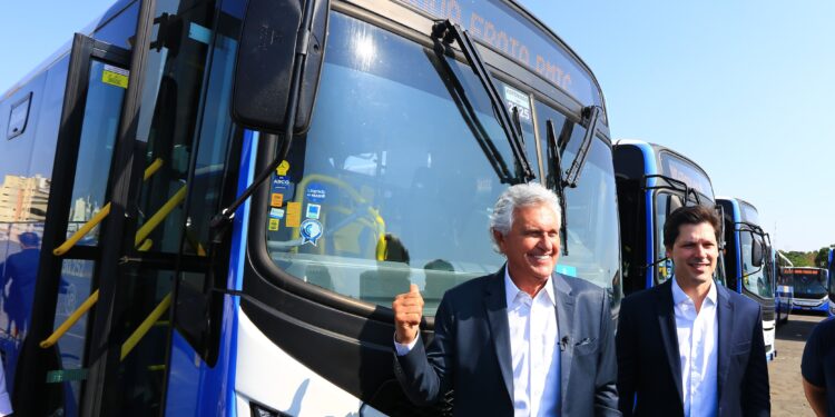 Caiado entrega 132 novos ônibus para transporte coletivo