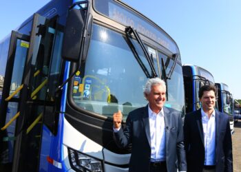Caiado entrega 132 novos ônibus para transporte coletivo