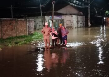 Bombeiros resgatam oito pessoas durante alagamento em Goiânia