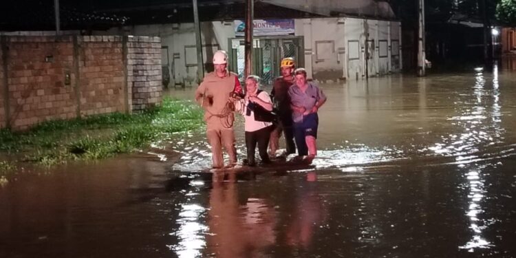 Bombeiros resgatam oito pessoas durante alagamento em Goiânia