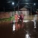 Bombeiros resgatam oito pessoas durante alagamento em Goiânia