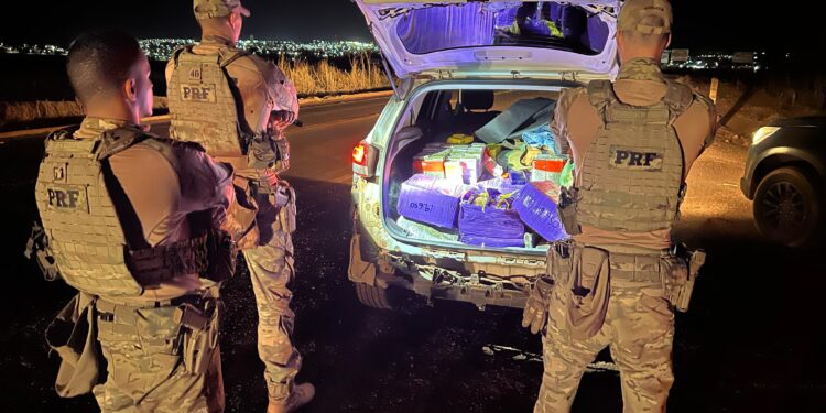 Após fuga e colisão, homem abandona carro lotado com drogas e tenta fugir a pé