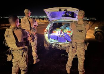 Após fuga e colisão, homem abandona carro lotado com drogas e tenta fugir a pé