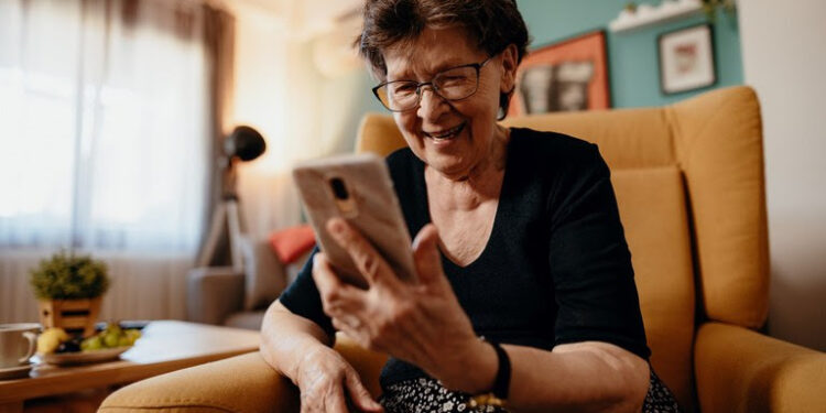 Governo Federal lança repositório de materiais de Educação Digital e Midiática para pessoas idosas