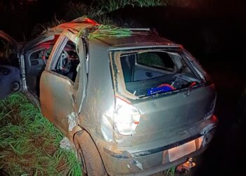 Carro com sete pessoas sai da pista e capota em Goiás