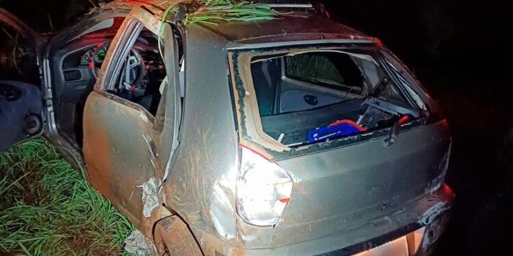 Carro com sete pessoas sai da pista e capota em Goiás