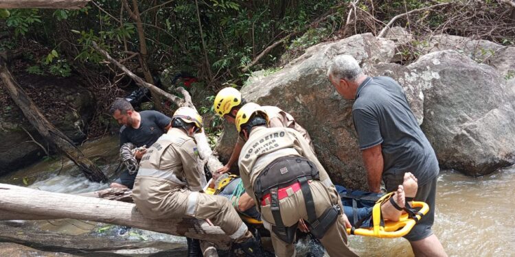 Bombeiros resgatam vítima de queda de altura em região de cachoeira na zona rural de Hidrolina