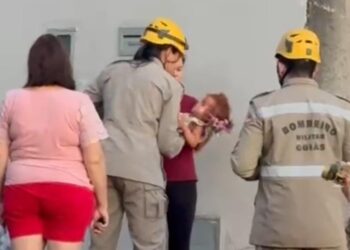 Equipe do Corpo de Bombeiros resgata criança de 2 anos em buraco de obra em Anápolis