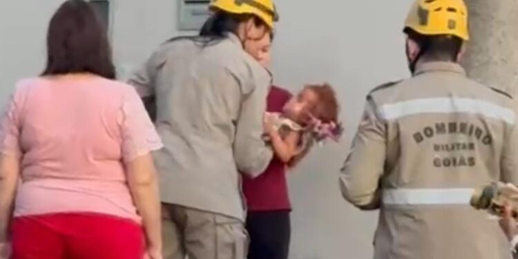 Equipe do Corpo de Bombeiros resgata criança de 2 anos em buraco de obra em Anápolis