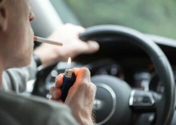 Secretaria de Mobilidade alerta que fumar ao volante é infração de trânsito