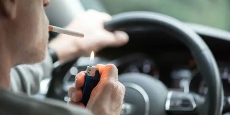 Secretaria de Mobilidade alerta que fumar ao volante é infração de trânsito