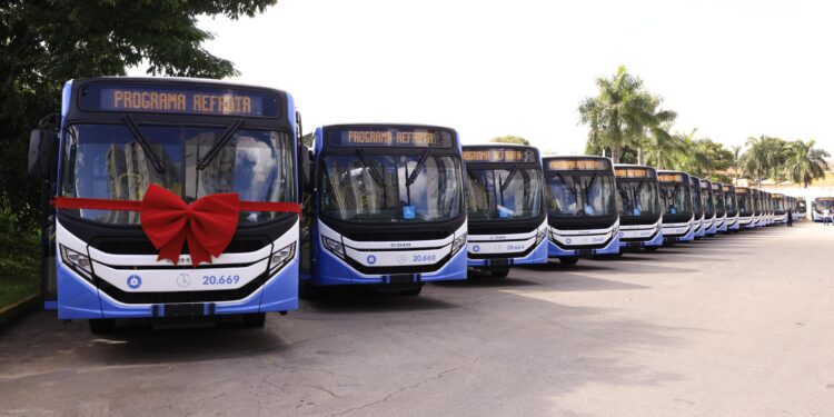 Governo de Goiás avança na renovação da frota de transporte coletivo com entrega de 46 novos ônibus