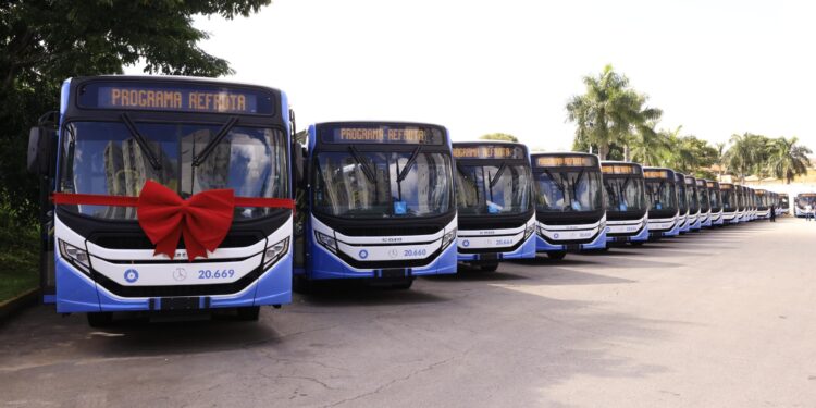 Governo de Goiás avança na renovação da frota de transporte coletivo com entrega de 46 novos ônibus