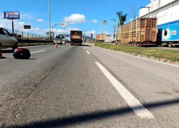Motociclista morre após ser atropelado por caminhão na BR-153