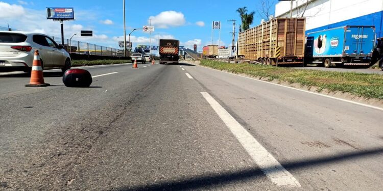 Motociclista morre após ser atropelado por caminhão na BR-153