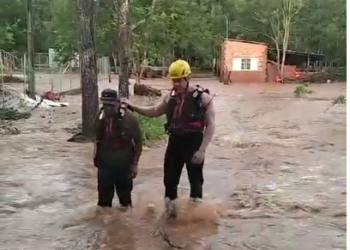 Bombeiros resgatam moradores ilhados durante enchente em Rio Verde