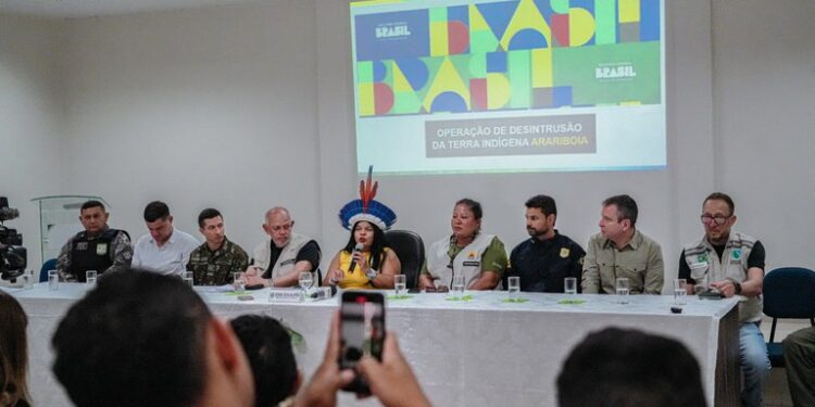 Diálogo com comunidades e presença da ministra Sonia Guajajara marcam operações na Terra Indígena Araribóia