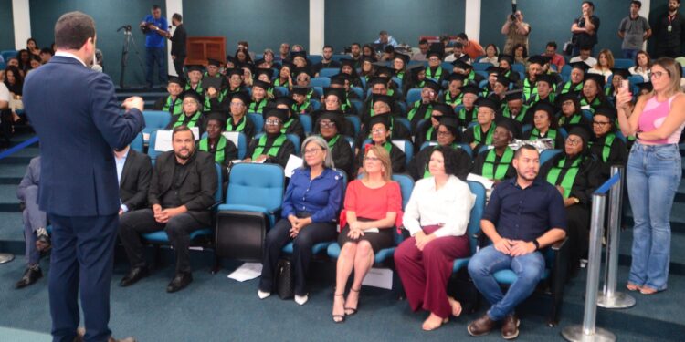 Goiás Social promove formatura de mais de 80 idosos em curso de inclusão digital