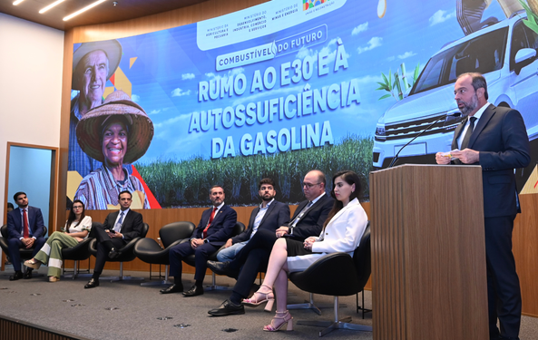 E30 deve baixar preço da gasolina e tornar Brasil independente de importação, afirma Alexandre Silveira
