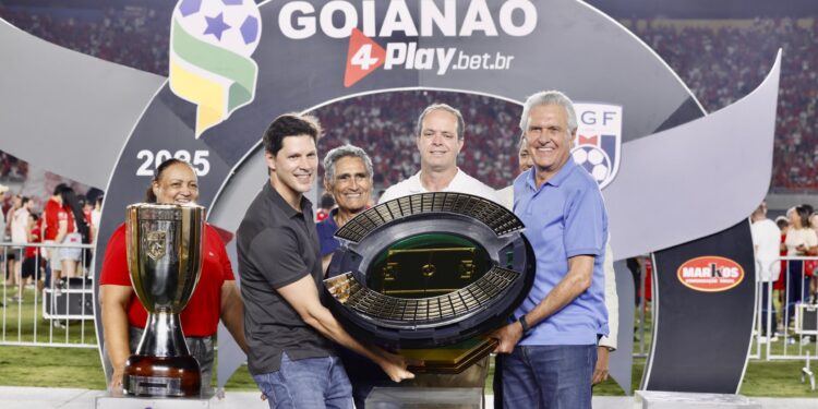 “O Vila se superou”, diz Caiado ao prestigiar a final do Goianão 2025.