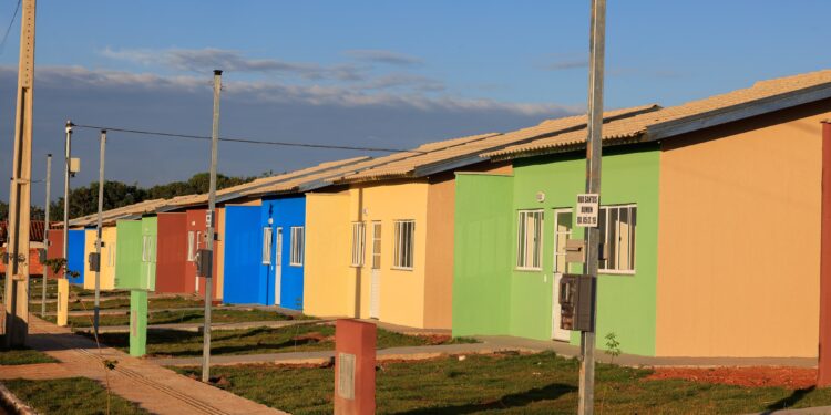 Caiado entrega 42 casas a custo zero em Bela Vista de Goiás