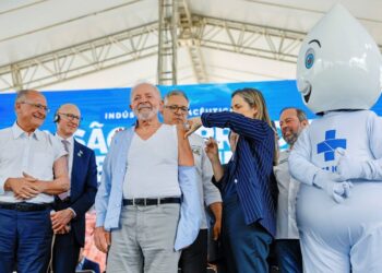 Presidente Lula é vacinado na abertura da campanha nacional contra a gripe