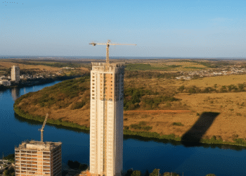 Prédio Construído em Goiás Já Está Fazendo Sombra em  Minas Gerais
