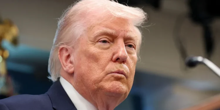 Trump envia representantes para negociações com o Irã no Paquistão