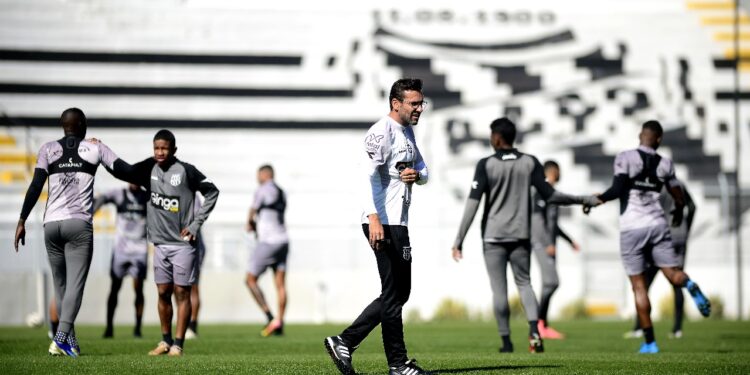 Jogadores da Ponte Preta deixam concentração antes de jogo da Série B por atrasos salariais