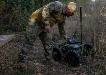Forças ucranianas utilizam drones e robôs terrestres para capturar soldados russos sem combate direto