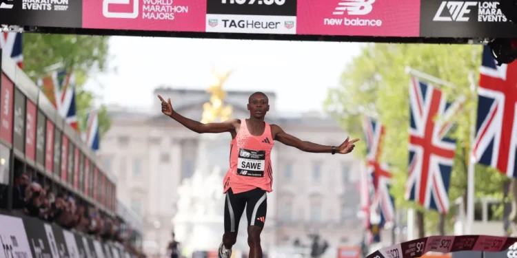 Sabastian Sawe vence Maratona de Londres com tempo histórico abaixo de duas horas