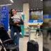 Passageira com bebê no colo é retirada de voo da Latam após confusão por carrinho de bebê